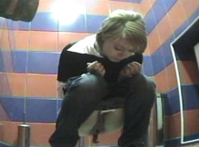 Какающие - скрытая камера в туалете