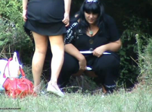 Толстая девка с подругой писают в кустах
