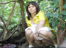 Красивая девушка пописала в кустах