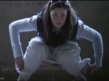 Девушки писают в заброшенном здании