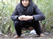 Присела поссать перед скрытой камерой в кустах