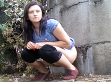 Подглядывание за женским писсом на свежем воздухе