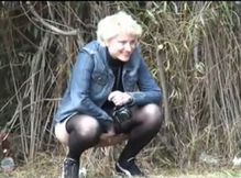 Блондинка в черных колготках писает на улице