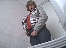 Пожилая баба ссыт перед камерой в туалете