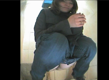 Молодуха писает крупным планом спереди