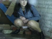 Камера снимает писающих девушек в старом здании