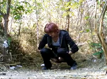 Рыжеволосая ссыкуха испражняется на природе