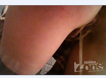 Крупный план писающей пилотки в туалете