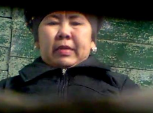 Подглядывание в туалете за старой писающей казашкой