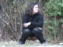 Женщина в черном пописала на скрытую камеру в кустах