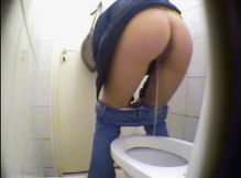 Девка со спущенными трусами в туалете
