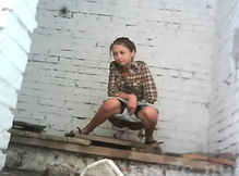 В туалете напротив очка стоит скрытая камера