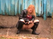 Испражняясь на улице девушки попались на скрытую камеру