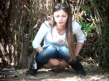 Нарезка с писающими девками на природе