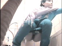 Девушки писают в одном из общественных туалетов