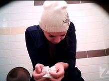 Дама в белой шапке испражняется в сортире