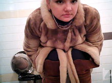 Блонда писает в туалете с жвачкой во рту