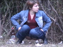 Женщина со своим парнем зашла пописать на полянку