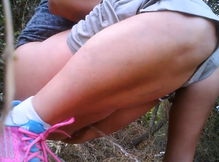 В кустарнике подсмотрели за писающей девкой