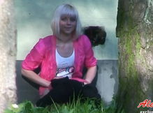 Блондинка не стесняясь писает в городском парке