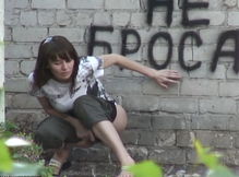 Русская девушка писает у каменной стены