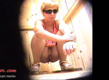 Мамочка испражняется на пляже  видом спереди