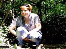 Уединилась в кустах справить малую нужду