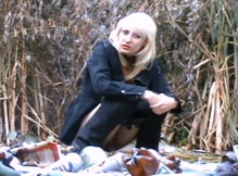 Девушка со своим парнем писают на пустыре