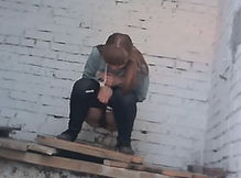 Писающая девушка - скрытая камера вид спереди