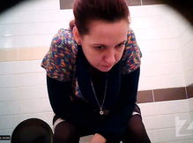 Рыжеволосая дама опорожняет мочевой пузырь