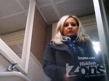 .Гламурная дамочка посетила общественный туалет