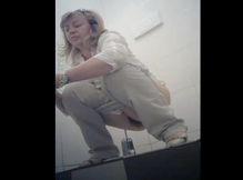 Взрослая женщина в туалете на скрытую камеру