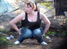 Девка с пышными формами писает на скрытую камеру