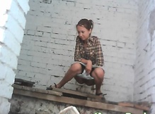 Зашла опорожнится в уличный туалет