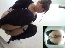 Подсмотрели как девушки какают и писают в туалете