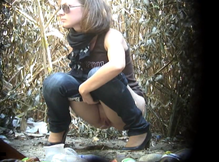 Камера в кустах подсматривает как девушки писают