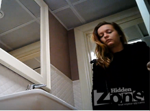 Дамочка писает в туалете со скрытым сюрпризом