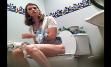 Девушка писает сидя на унитазе