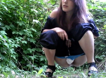 Мочеиспускание девушек перед скрытой камерой в кустах