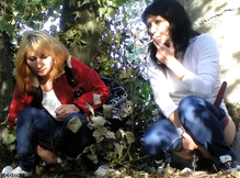 Выпив пива девки идут ссать в кусты