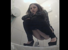 Две девки пописали перед скрытой камерой