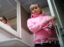 Писая в туалете девушка показала свою письку