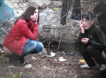 Подловили в кустах писающих подруг