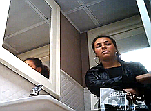 Цыганочка отливает в туалете не зная о скрытой камере