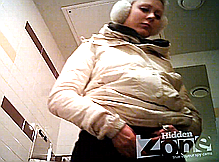 Сняла черные трусы  и помочилась на скрытую камеру