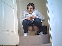 Практикантка писает в туалете поликлиники