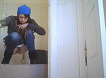 В туалете медицинского учреждения девушка попалась на скрытую камеру