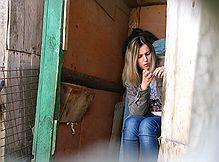 Подсмотрели за девушкой в деревенском туалете
