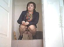 Средних лет баба писает в туалете больнички