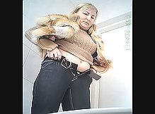 Коротко стриженная женщина попалась на скрытую камеру в туалете